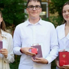 Уникальный случай в Сочи: брат и две сестры-тройняшки завершили школу с золотом